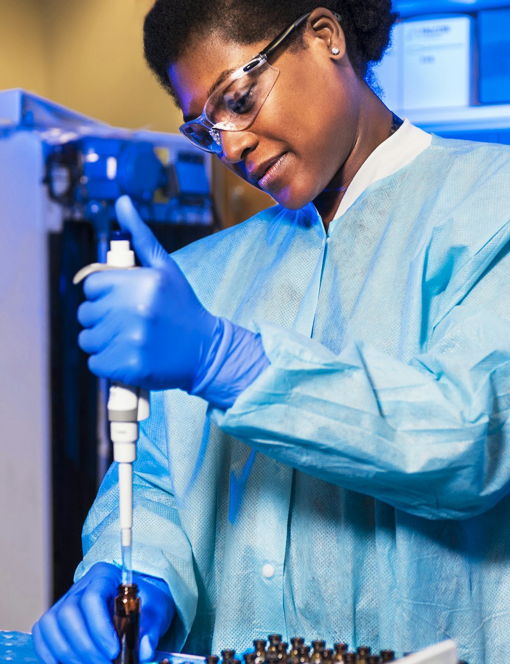Química farmacéutica dosificando muestras en laboratorio